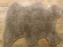 Load image into Gallery viewer, Sheepskin - shearling
