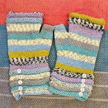 Load image into Gallery viewer, Fine Knit Wrist-warmers / Fingerless Gloves

