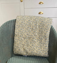 Load image into Gallery viewer, Quilted throw - Lemons
