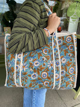Load image into Gallery viewer, Quilted Tote - Teal / White Daisies
