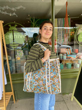 Load image into Gallery viewer, Quilted Tote - Teal / White Daisies
