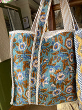 Load image into Gallery viewer, Quilted Tote - Teal / White Daisies
